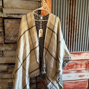2 Chic Houndstooth Patterned Wrap